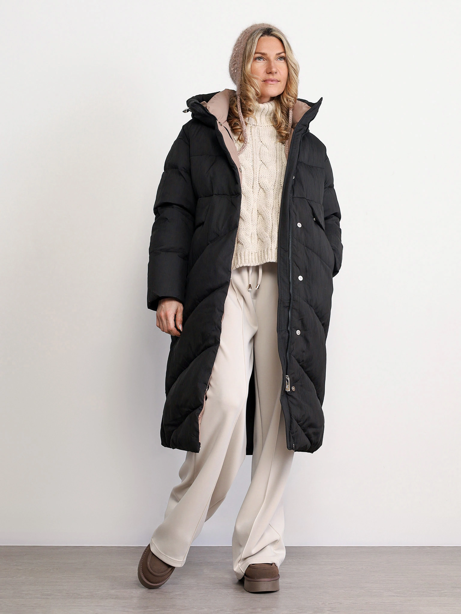 Пуховик черного цвета с капюшоном